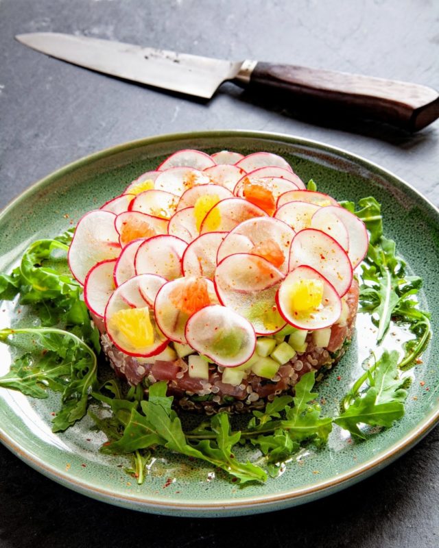 Changement de saison, nouvelle envie de ... tartare😋

Notre chef décline les recettes selon vos préférences, viande, poisson ou végétarien, toujours avec des produits frais et de saison pour un repas savoureux et sain.

🫴🏻 Tartare de thon au guacamole wasabi, quinoa, concombre et radis

Contacter notre équipe pour découvrir nos menus à l'assiette 
👉🏻 https://leffetpapillon.ch/

#healthyfood
#traiteursurmesure
#tartare
#serviceatable
#genevacatering 
#produitdesaison 
#locavore 
#instafood