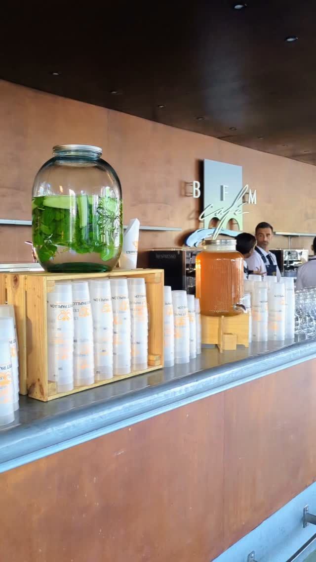 Vous envisagez un évènement de grande ampleur et vous souhaitez lui donner une dimension dynamique et ludique ?

Notre équipe met sa créativité à votre service et vous accompagne tout au long de votre projet 🦋

Comme pour notre client la semaine dernière au BFM qui accueillait 500 convives et pour qui nous avons réalisé un cocktail suivi de plusieurs live cooking pour un standing lunch gourmand !

🫴🏼 Bar à pâtes : ravioles fraîches aux épinards et ricotta, sauce au parmesan 

🫴🏼 Mini burger végétarien au steak d'aubergine

#traiteurevenementiel 
#livecooking 
#locavore 
#healthyfood 
#genevacatering 
#cateringexperience 
#animationculinaire