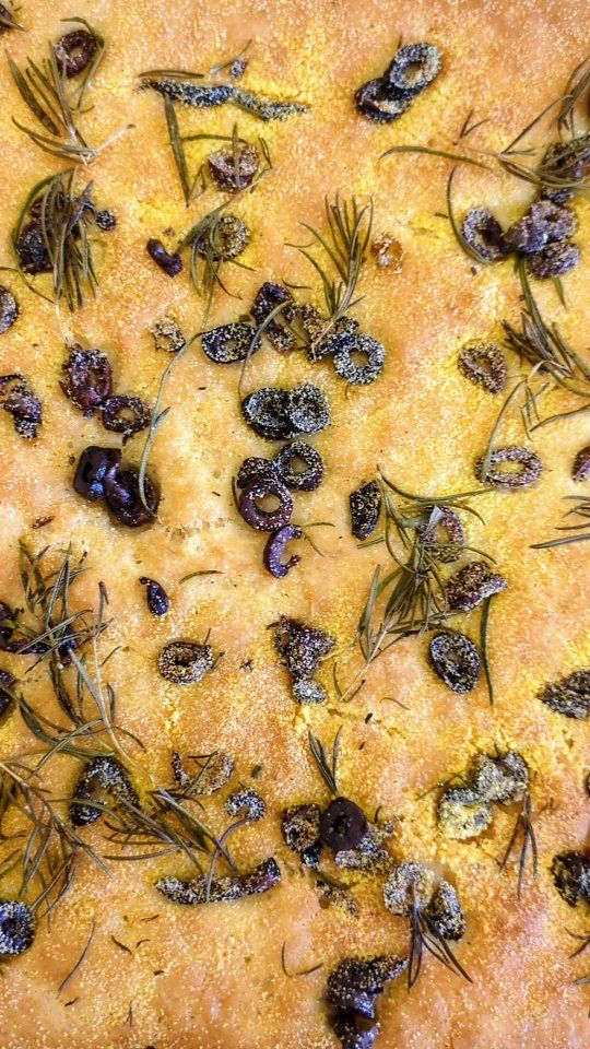 Viva la focaccia faite maison ☀️
Moelleuse et délicatement parfumée, elle fait l'unanimité !

#instafood 
#passionfood 
#lovemyjob 
#traiteursurmesure 
#cocktaildinatoire 
#focaccia 
#homemade